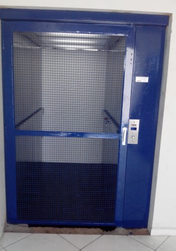 cabine reforçada de elevador de carga com estrutura robusta para uso industrial intensivo