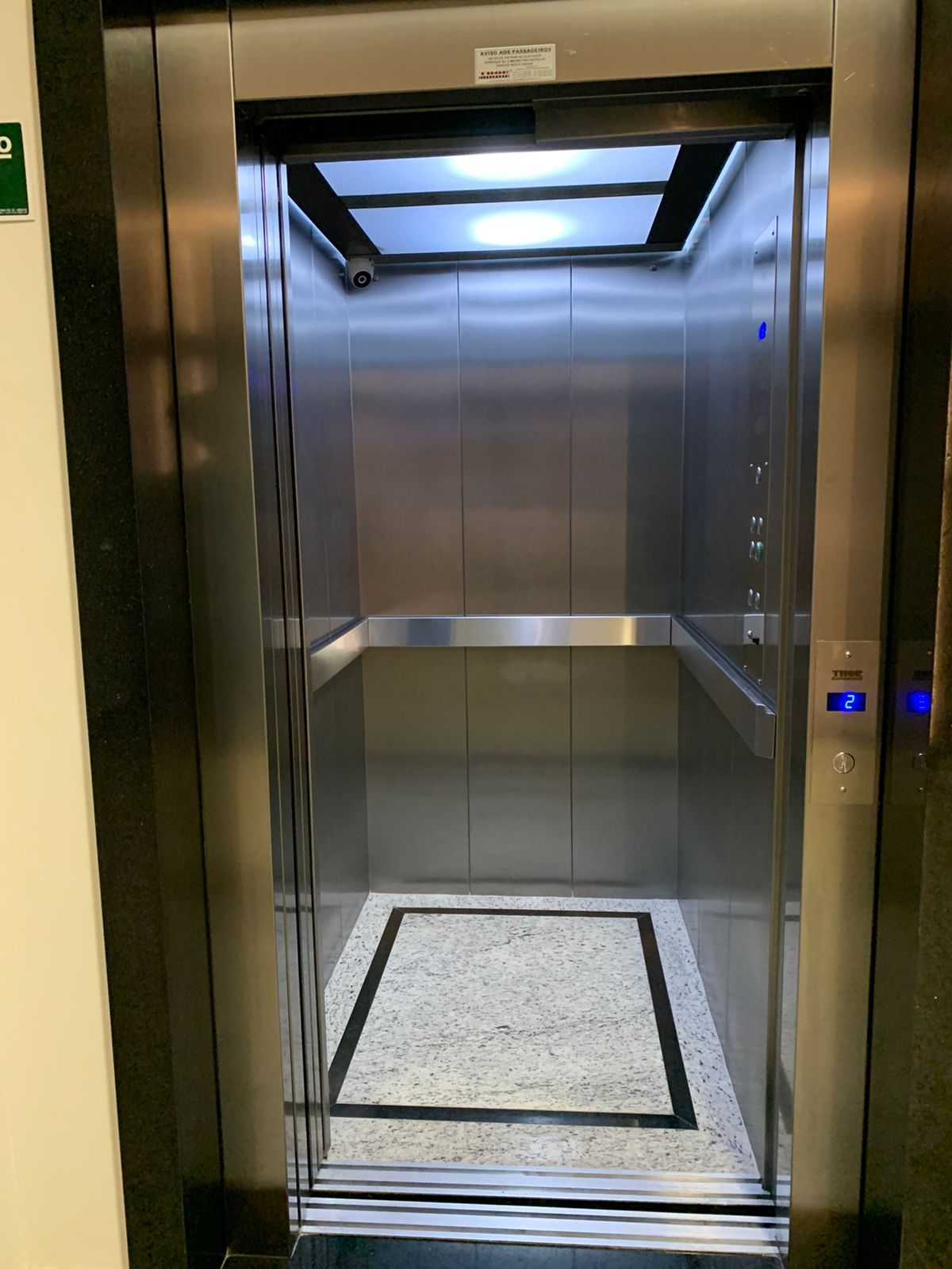 Normas e especificações elevador hospitalar Thor sistema de segurança e controles de elevador para hospital