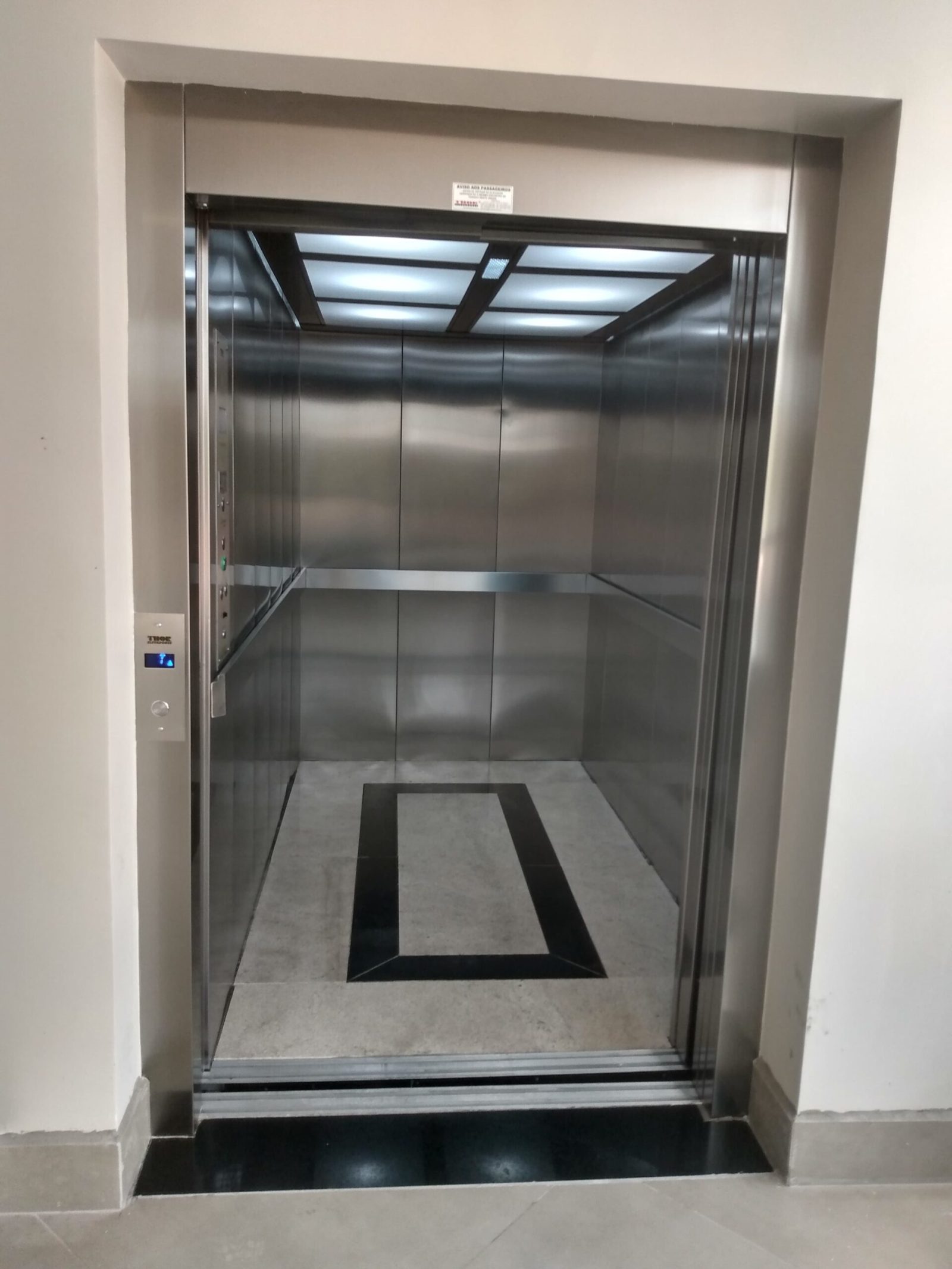 fabricação de elevadores com controle de qualidade Thor equipe técnica Thor montando componentes de elevador comercial conforme normas ABNT