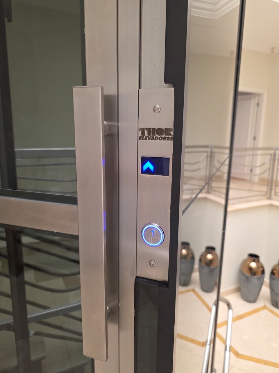 Inspeção conformidade normas elevadores industriais equipe técnica realizando inspeção de conformidade em elevador industrial