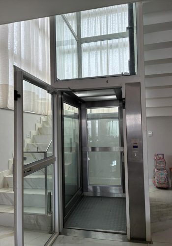 plataforma de acessibilidade com painel de proteção e comandos acessíveis