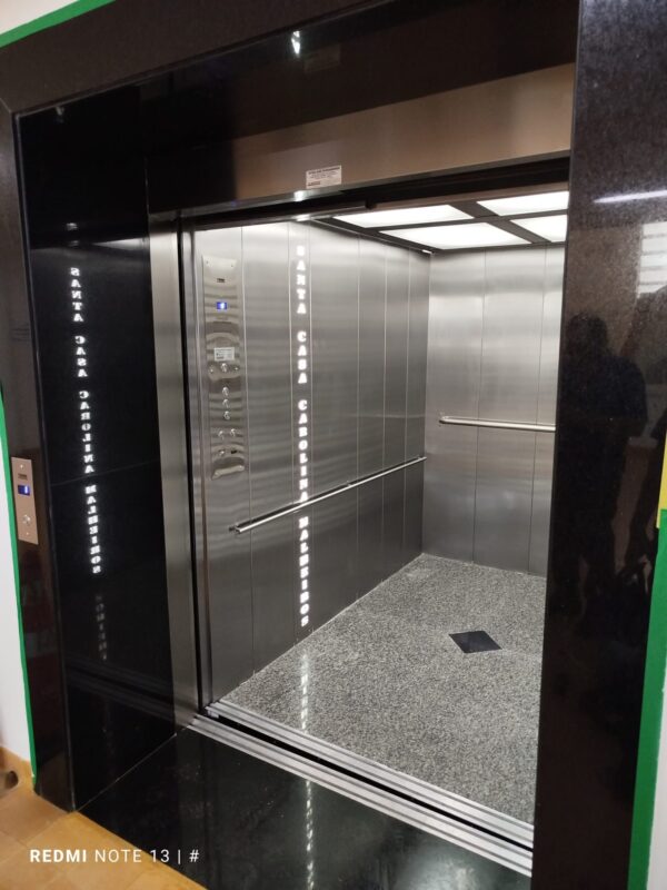 elevador maca instalado em hospital com dimensões conforme RDC 50 da ANVISA