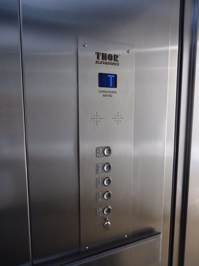 cabine de elevador maca com acabamento em aço inoxidável e piso antiderrapante