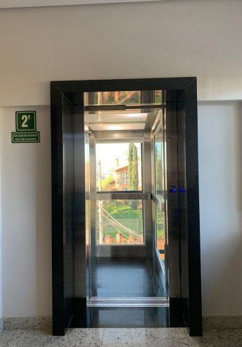 elevador panorâmico instalado em projeto arquitetônico de alto padrão com cabine envidraçada