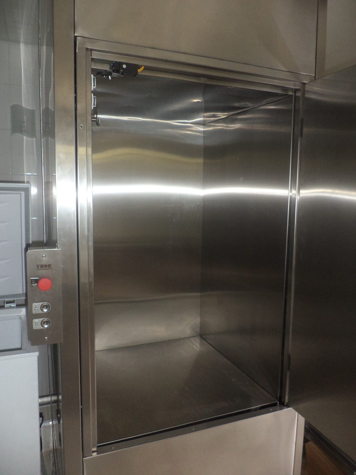 cabine inox monta carga Thor para restaurante cabine de monta carga em aço inoxidável AISI 304 com acabamento sanitário para uso em food service