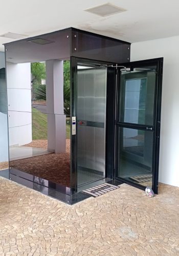 plataforma hidraulica de acessibilidade instalada em edificio publico conforme NBR 9050