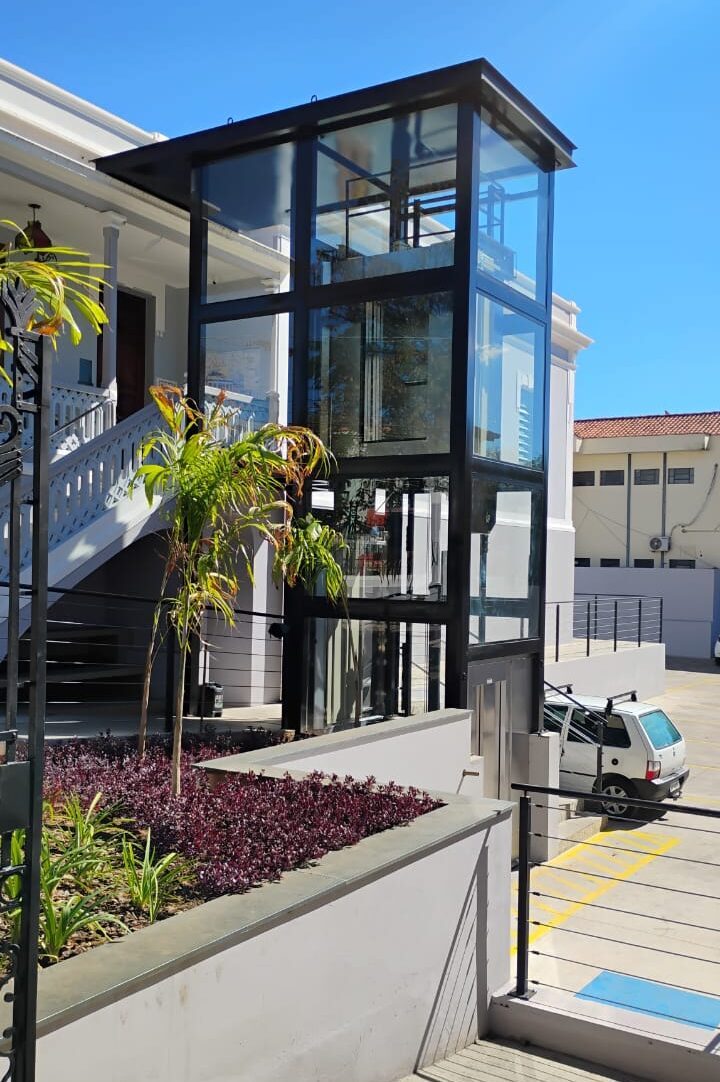 sistema de controle modernizado retrofit elevador Thor quadro de comando eletrônico moderno instalado em retrofit de elevador