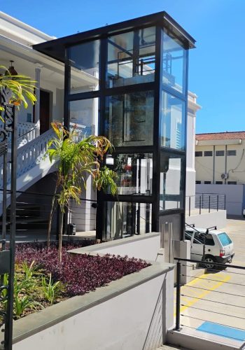 sistema de monitoramento remoto de elevadores modernos em edifício comercial